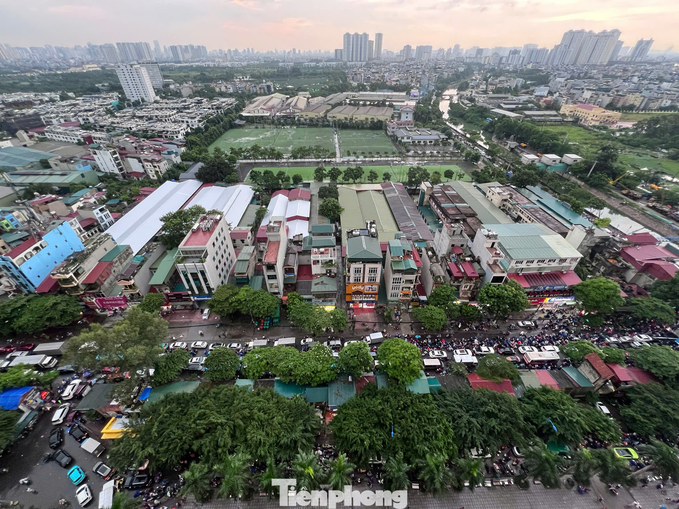 Hàng dài phương tiện nối đuôi nhau.