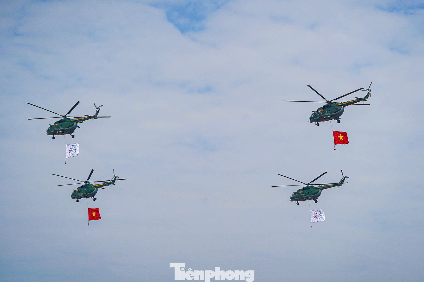 Các biên đội trực thăng Mi mang theo cờ, bay tầm thấp theo đội hình 3-4-3.
