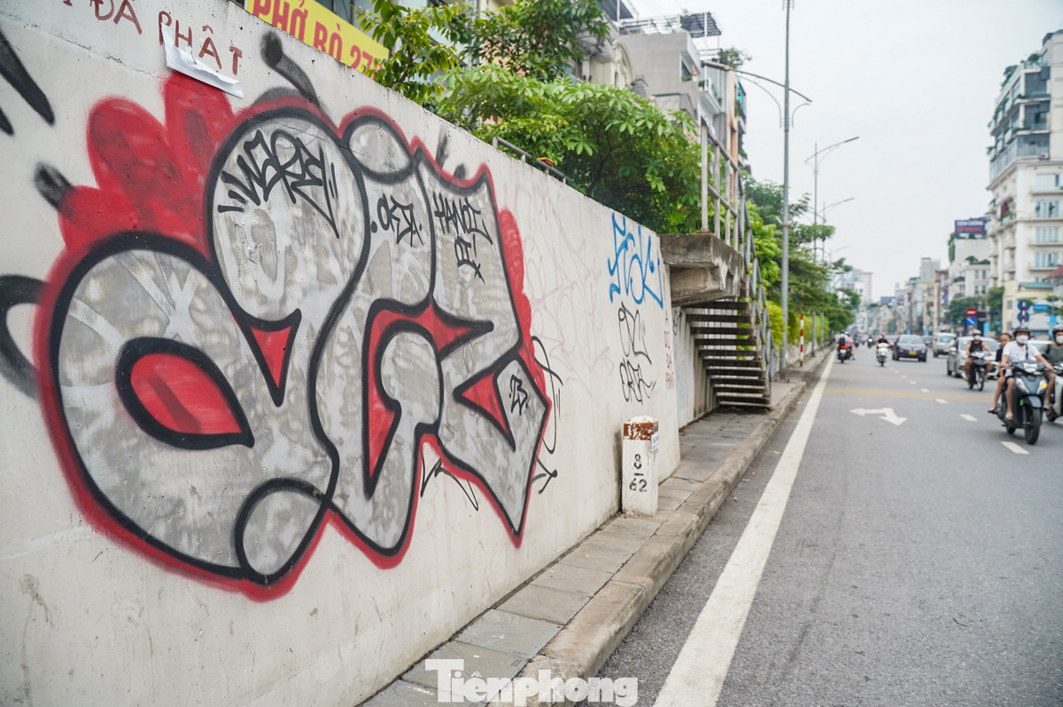 Trên đoạn đê Nghi Tàm, kéo dài gần 1 km cũng là nơi "sáng tác" ưa thích của những người vẽ thiếu ý thức.
