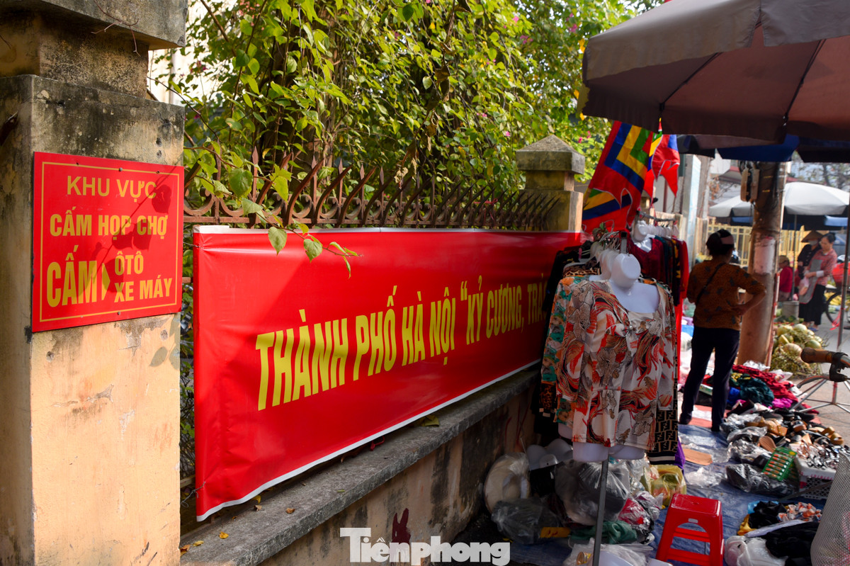 Ngay tại trụ sở UBND xã Sơn Đồng, dù đã có bảng thông báo "Khu vực cấm họp chợ" nhưng các tiểu thương vẫn bày hàng ra bán tràn lan, bất chấp quy định.