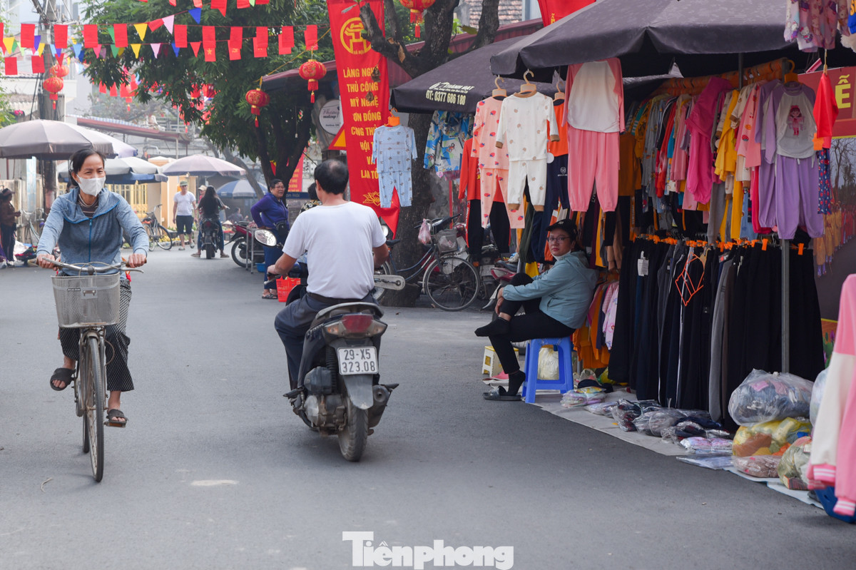 Ghi nhận của Tiền Phong, tại khu vực trước cổng trụ sở UBND xã Sơn Đồng và Trường Mầm Non xã Sơn Đồng xuất hiện rất nhiều gian hàng ngay dưới lòng đường.
