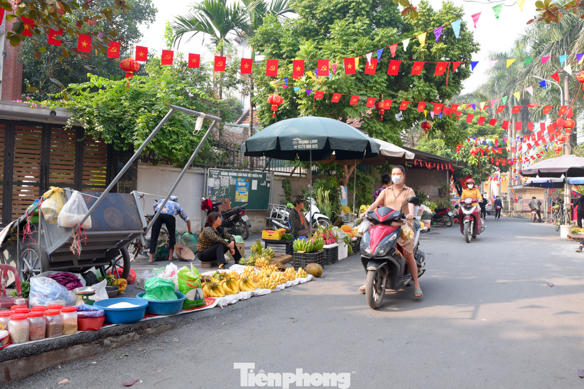 Ghi nhận của Tiền Phong, tại khu vực trước cổng trụ sở UBND xã Sơn Đồng và Trường Mầm Non xã Sơn Đồng xuất hiện rất nhiều gian hàng ngay dưới lòng đường.