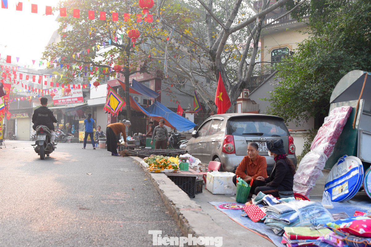 Bên ngoài và dọc các con đường, ngõ ngách xung quanh khu chợ, xuất hiện rất nhiều tiểu thương buôn bán ngay dưới lòng, lề đường.