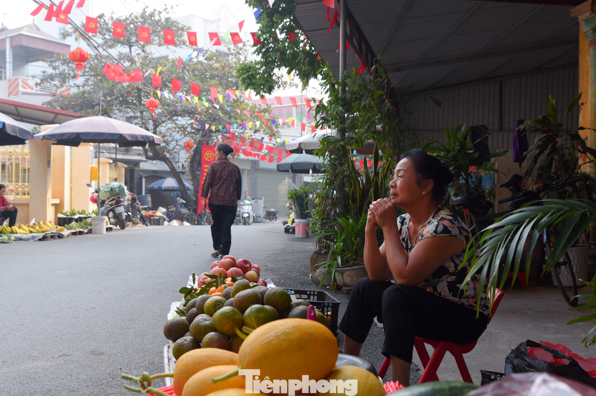 Một gian hàng bán hoa quả dưới lòng đường, đối diện cổng trụ sở UBND xã Sơn Đồng.
