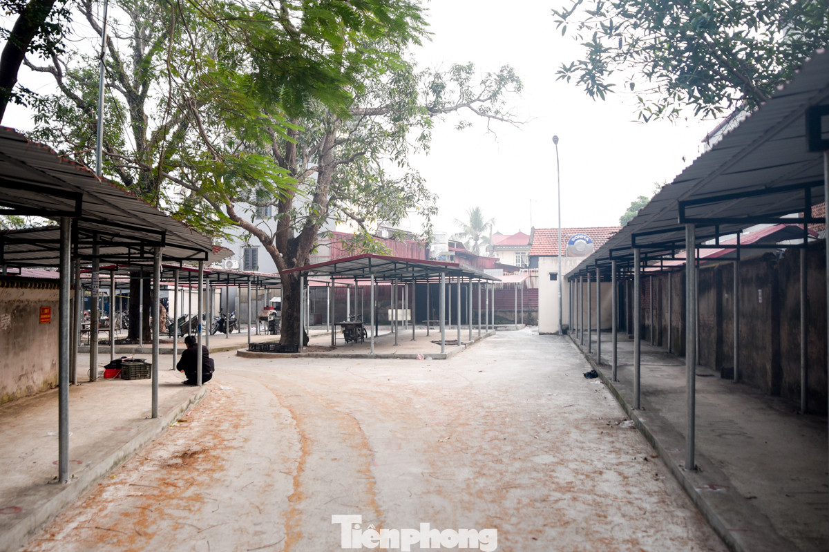 Với kinh phí đầu tư hơn 1 tỷ đồng, dự án chợ Sơn Đồng (xã Sơn Đồng, huyện Hoài Đức, Hà Nội) được hoàn thành từ cuối năm 2021. Nhưng hơn 2 năm qua, khu chợ chưa được đưa vào hoạt động, các ki-ốt bán hàng luôn trong tình trạng không có người.