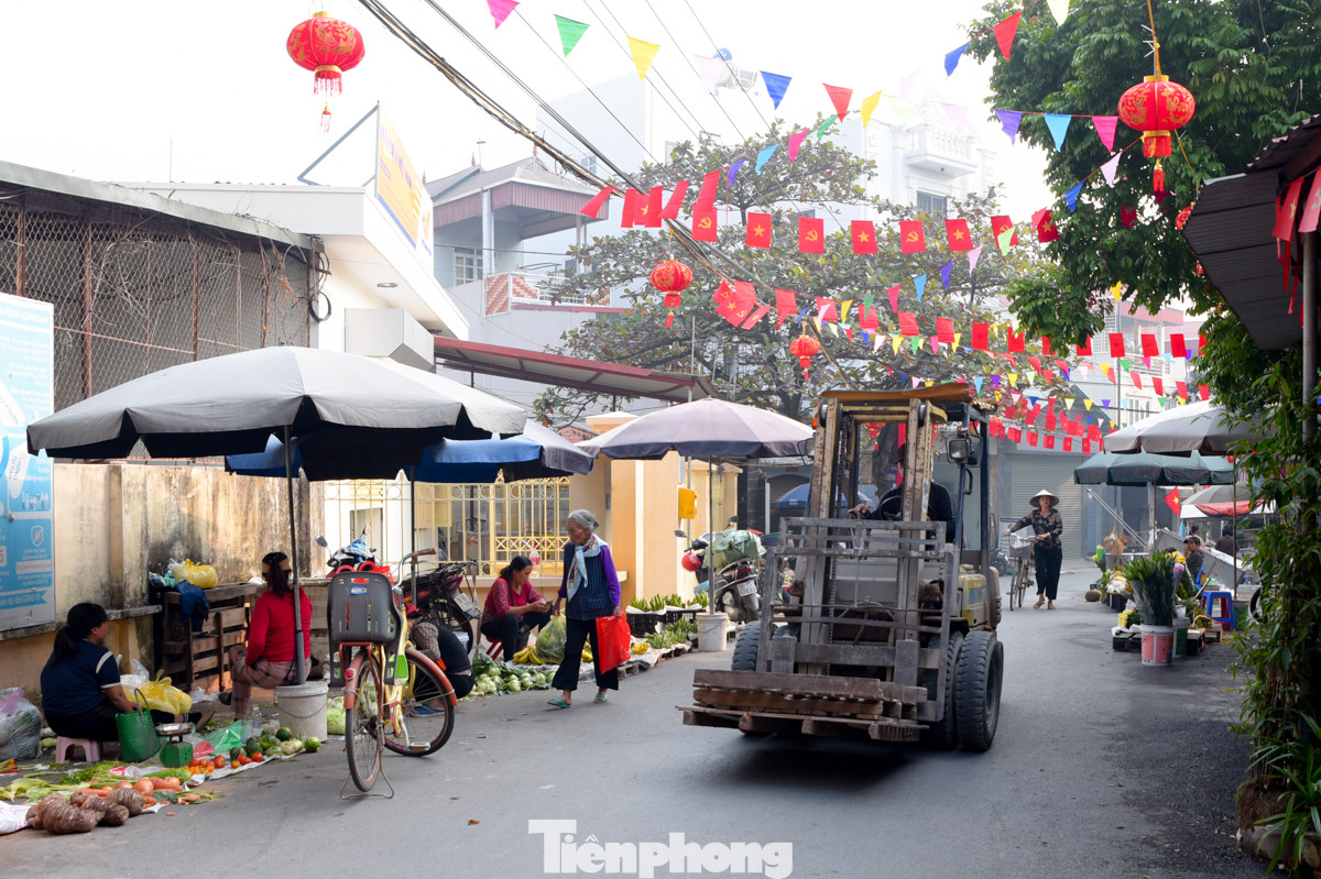Việc bày bán hàng hoá ở lòng đường trong khi nhiều phương tiện di chuyển tiềm ẩn nhiều nguy cơ mất an toàn giao thông.