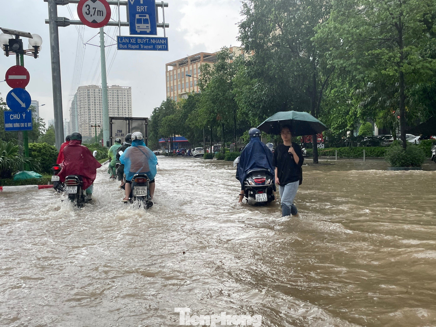 Đến hơn 10 giờ sáng vẫn còn tình trạng ngập úng, nước thoát chậm.