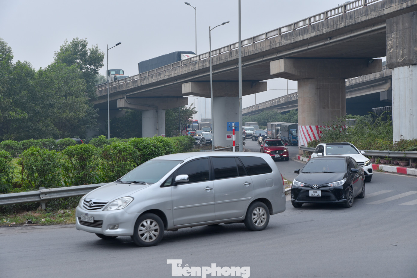 Các phương tiện di chuyển trên cao tốc Pháp Vân - Cầu Giẽ.