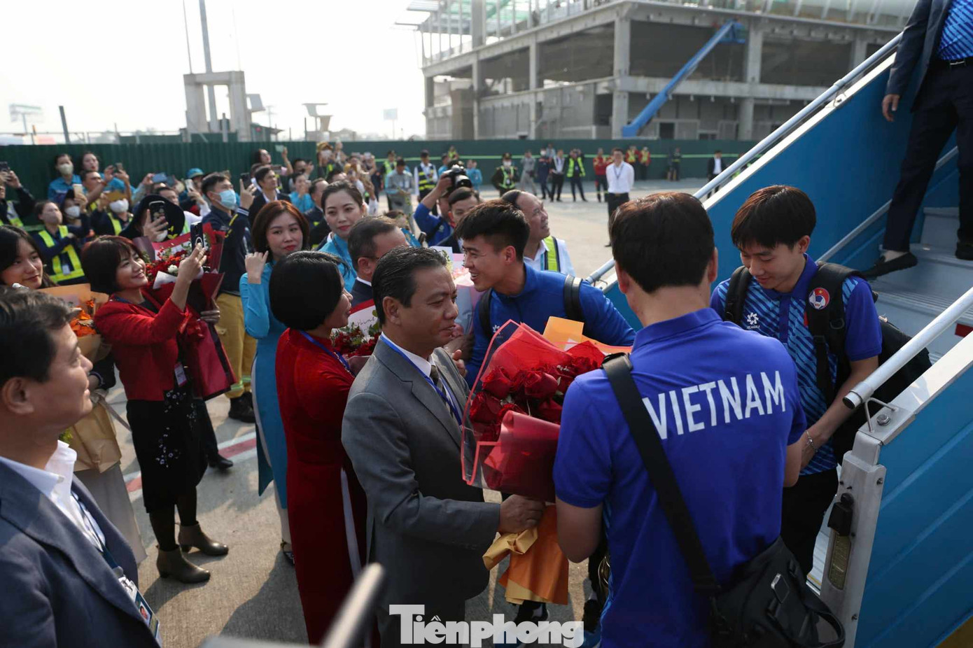 Các cầu thủ tuyển Việt Nam xuống máy bay, cầm theo chiếc cup vô địch trong không khí hân hoan.