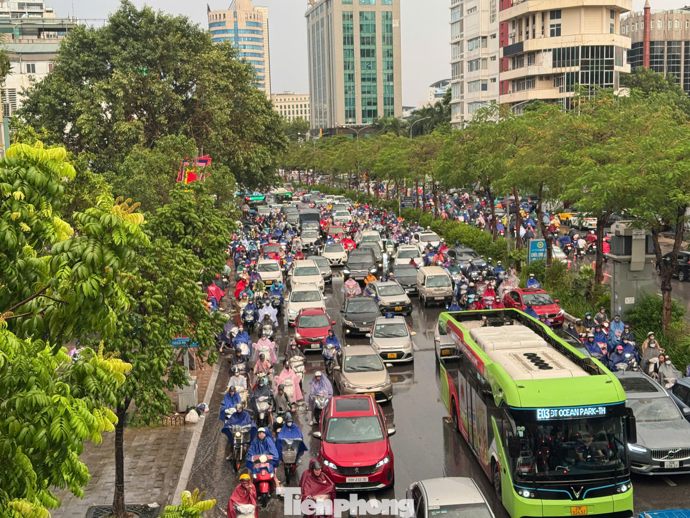 Trung tâm Dự báo Khí tượng Thuỷ văn Quốc gia dự báo trong hôm nay và ngày mai (16-17/9), mưa lớn còn tiếp tục ở các tỉnh Nam Bộ, Tây Nguyên, Nam Trung Bộ và miền Bắc, trong đó nhiều nơi xuất hiện mưa to đến rất to, ngập lụt ở miền Bắc còn phức tạp.