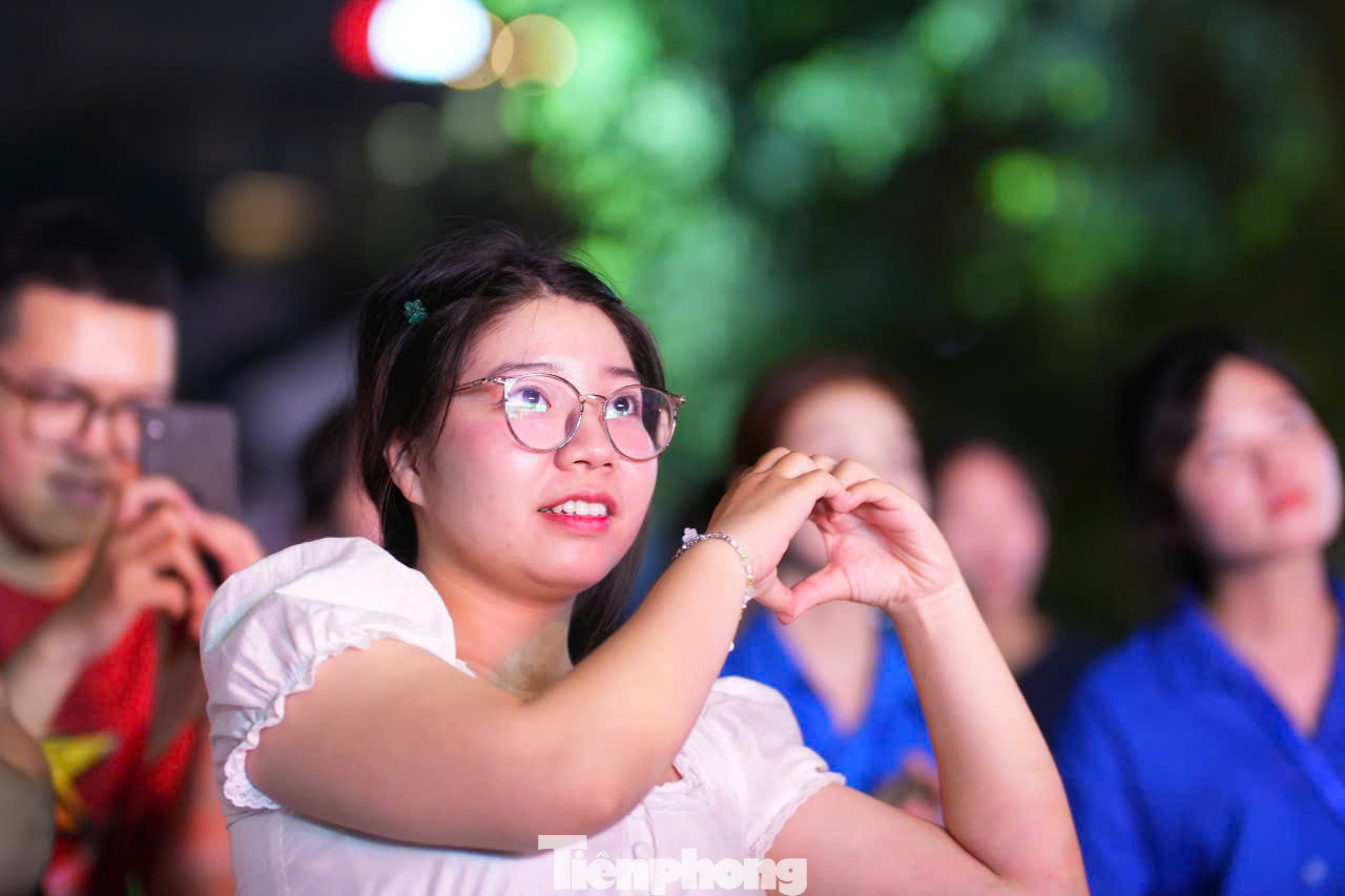 Pháo hoa tầm cao rực sáng trên bầu trời Hà Nội trong 15 phút trong tiếng hò reo của người dân.