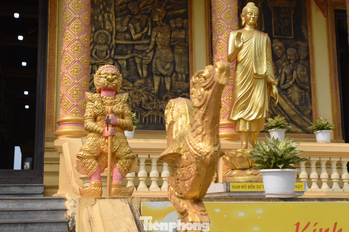 Đặc điểm nổi bật trong kiến trúc của chùa Khmer đều có hệ thống tượng, phù điêu trang trí từ những bức tường bao cho đến chính điện.