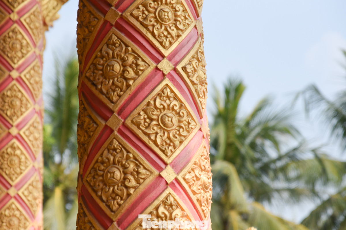 Những cột, xà, bệ thờ của chùa đều được chạm khắc tinh xảo với các hình tượng hoa sen, rồng, phượng... Từng hoa văn trang trí, từng chi tiết đều cho thấy sự tinh tế trong nghệ thuật kiến trúc Khmer.