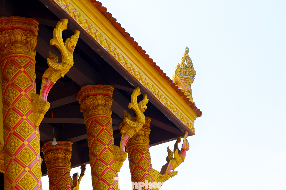 Đặc điểm nổi bật trong kiến trúc của chùa Khmer đều có hệ thống tượng, phù điêu trang trí từ những bức tường bao cho đến chính điện.