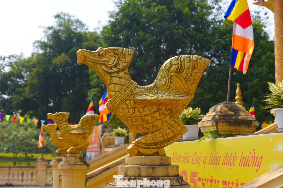 Đặc điểm nổi bật trong kiến trúc của chùa Khmer đều có hệ thống tượng, phù điêu trang trí từ những bức tường bao cho đến chính điện.