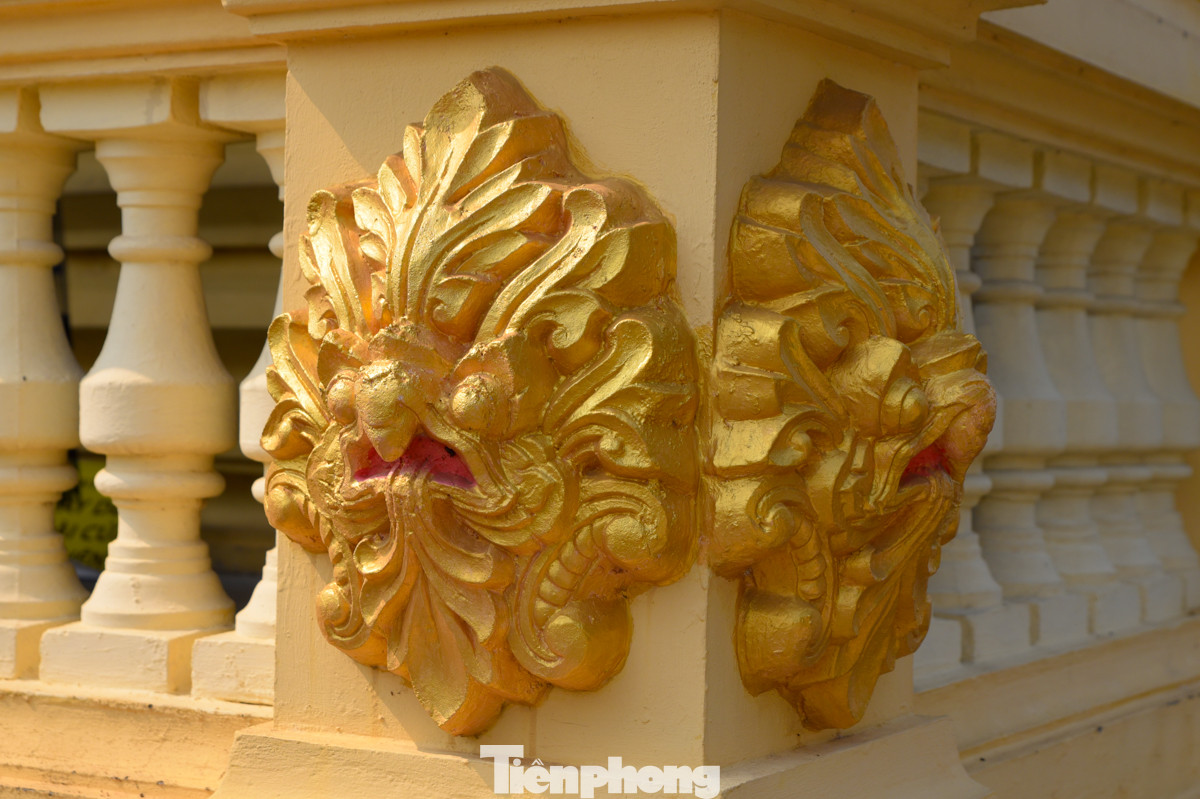 Đặc điểm nổi bật trong kiến trúc của chùa Khmer đều có hệ thống tượng, phù điêu trang trí từ những bức tường bao cho đến chính điện.