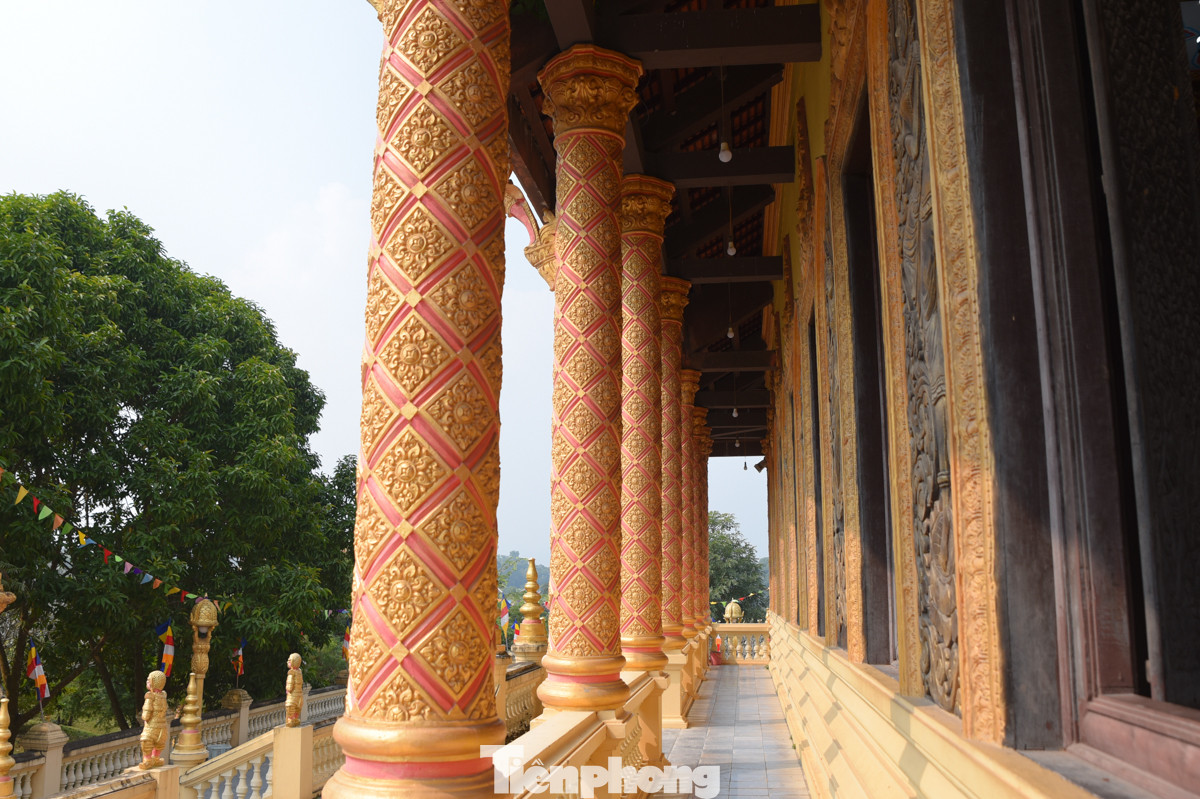 Những cột, xà, bệ thờ của chùa đều được chạm khắc tinh xảo với các hình tượng hoa sen, rồng, phượng... Từng hoa văn trang trí, từng chi tiết đều cho thấy sự tinh tế trong nghệ thuật kiến trúc Khmer.