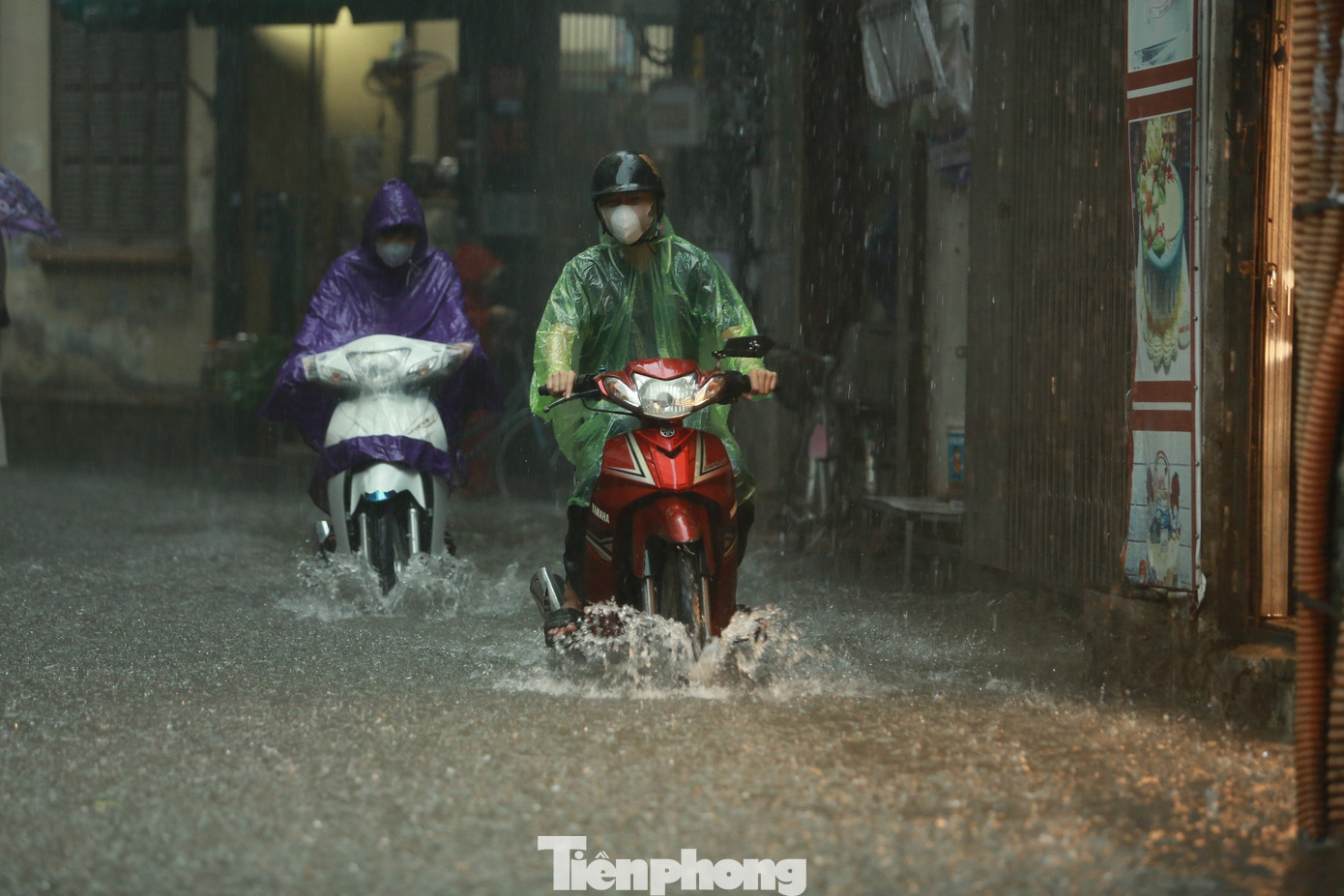 Trung tâm Khí tượng Thuỷ văn dự báo, Hà Nội sẽ tiếp tục có mưa, mưa vừa, cục bộ có mưa to đến rất to và giông. Trong mưa dông có khả năng xảy ra lốc, sét, mưa đá và gió giật mạnh. Nhiệt độ thấp nhất 25-27 độ. Nhiệt độ cao nhất 29-31 độ.