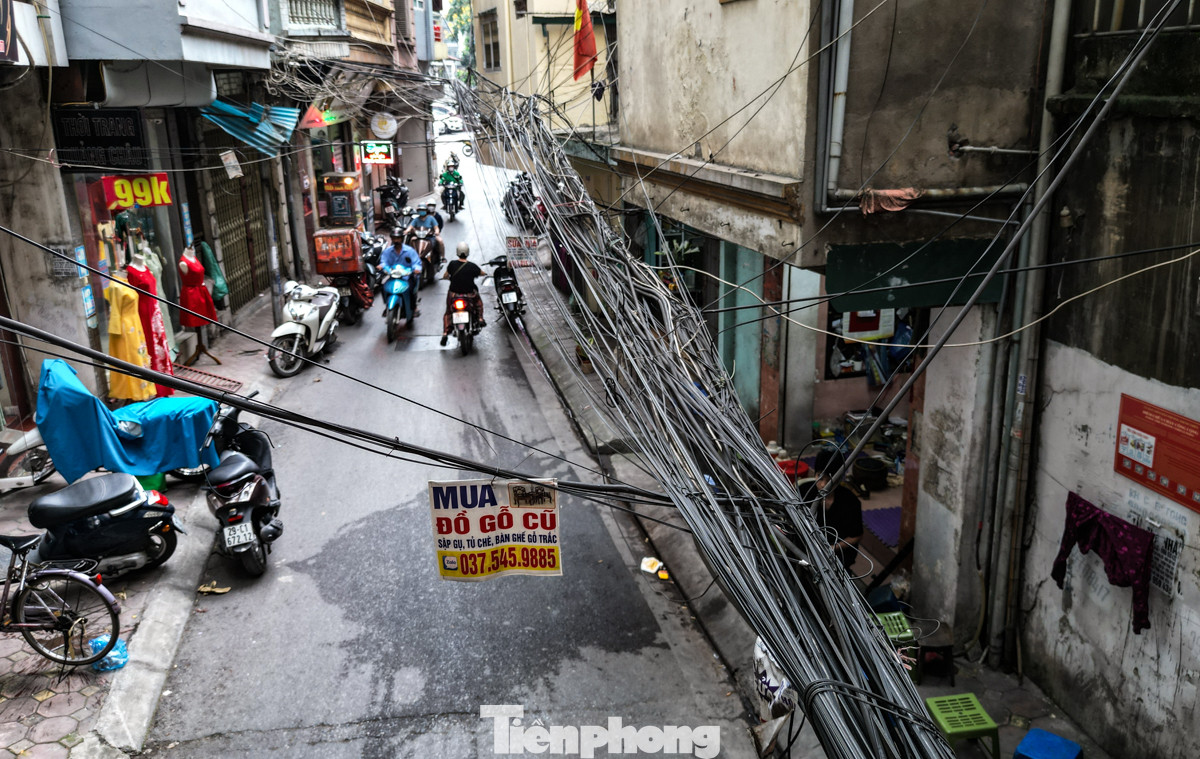 Theo ghi nhận của PV Tiền Phong, hiện tại rất nhiều tuyến phố ở Hà Nội vẫn xuất hiện tình trạng dây điện, cáp viễn thông chằng chịt như "mạng nhện" gây mất mỹ quan đô thị, tiềm ẩn nguy cơ mất an toàn.