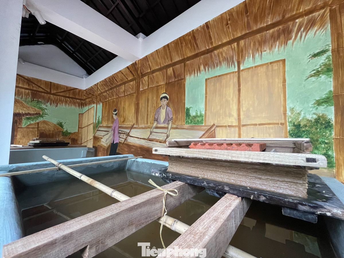 Các khách tham quan khi đến cũng có cơ hội để trải nghiệm thử làm giấy Dó.