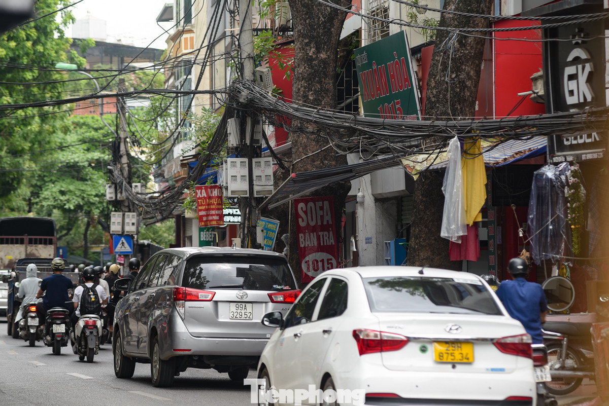 Tại nhiều con ngõ ở các tuyến đường như Đê La Thành, Hoàng Hoa Thám, Doãn Kế Thiện, Tôn Thất Tùng... không khó để bắt gặp những “tổ hợp” dây điện và dây cáp mạng nối dài từ đầu ngõ đến cuối ngõ. Thậm chí, có nhiều búi dây điện sà xuống thấp, cản trở giao thông.