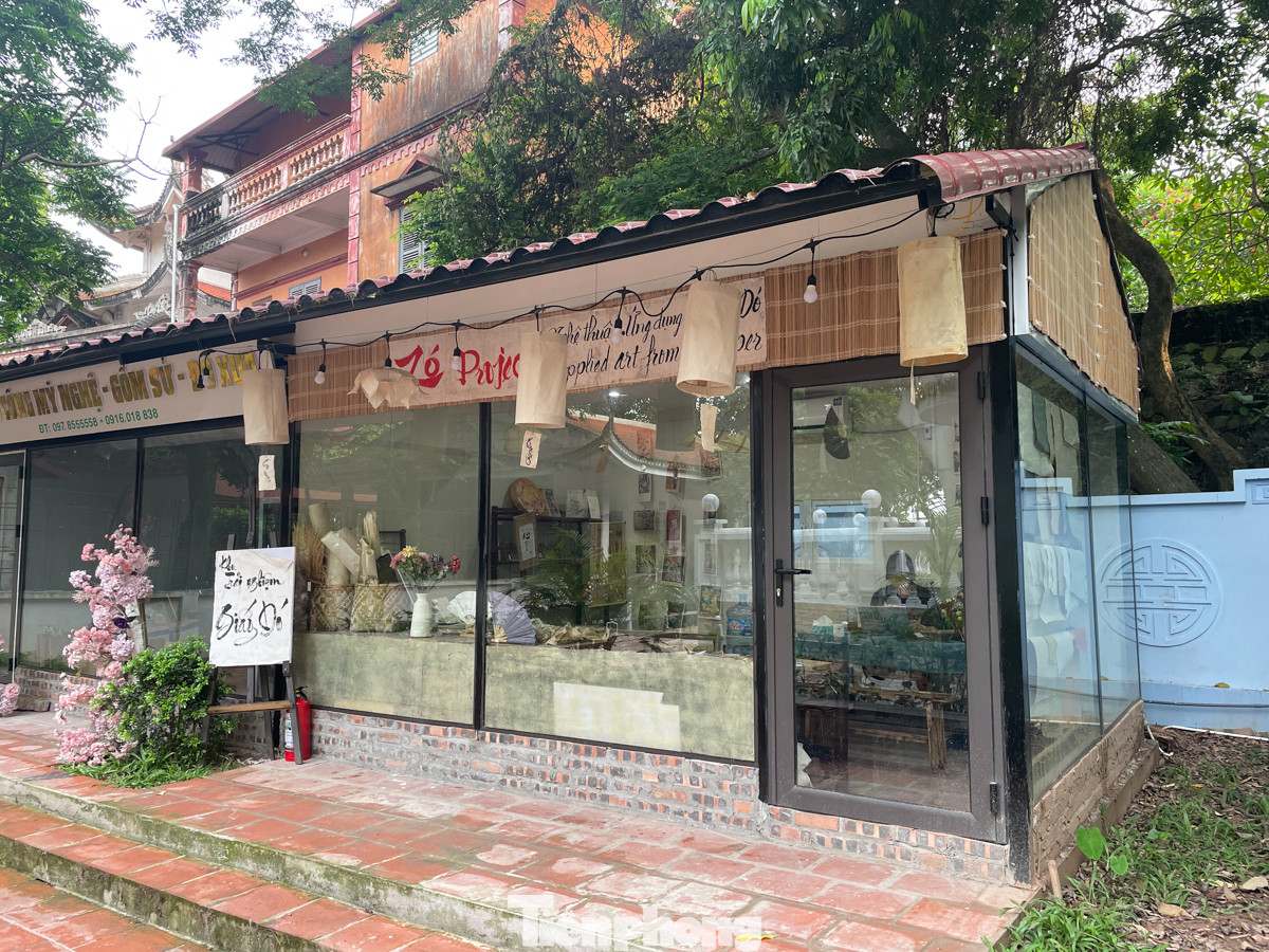 Tại đây cũng bán một số sản phẩm lưu niệm làm từ giấy Dó như sổ tay, khuyên tai, tranh in ấn...