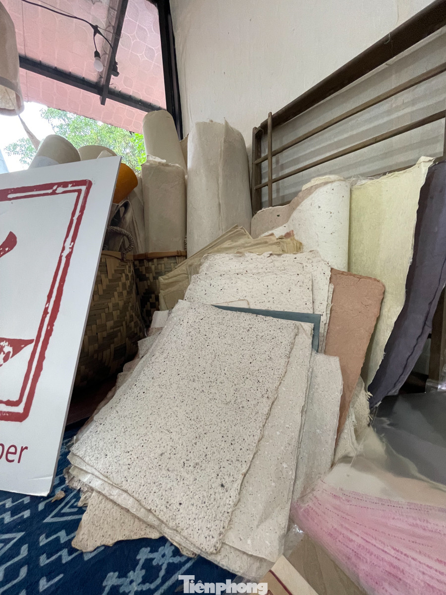 Tại đây cũng bán một số sản phẩm lưu niệm làm từ giấy Dó như sổ tay, khuyên tai, tranh in ấn...