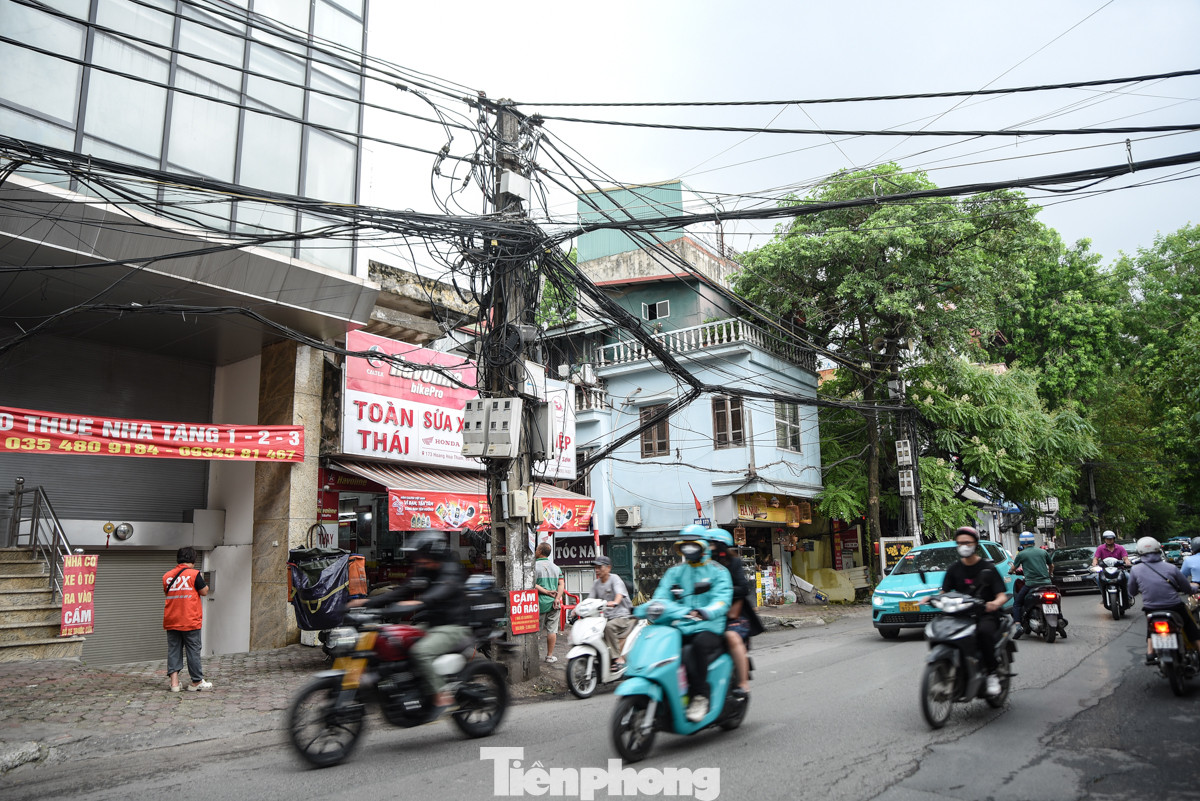 Trên đường Hoàng Hoa Thám (quận Ba Đình) bất cứ đoạn nào trên đường đều có thể bắt gặp hình ảnh cả búi đường dây sà xuống rất thấp khiến người dân sống quanh đường rất bất an, lo lắng.