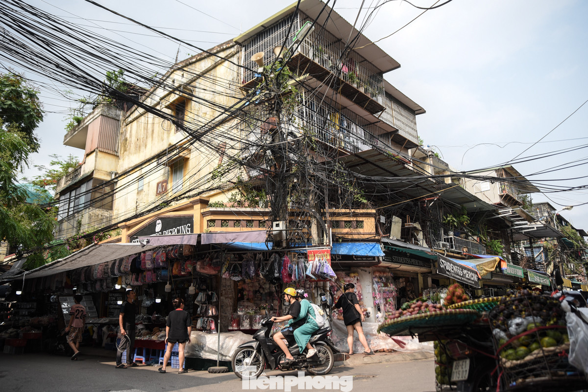 Theo một số người dân sinh sống tại ngõ A8 Tôn Thất Tùng cho biết, vào mùa mưa bão, hệ thống dây điện chạy sát tường, lan can, trên mái nhà khiến cho mọi người luôn phải sống trong nỗi thấp thỏm, lo sợ.