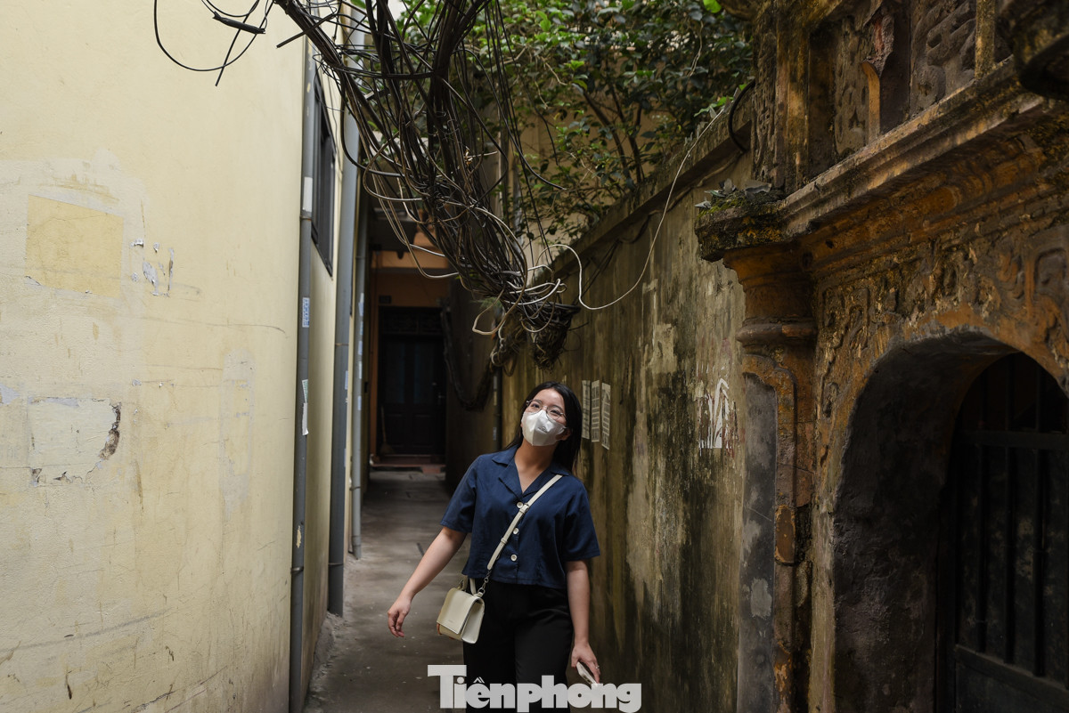 Chị Nguyễn Thị Tuyết (quận Đống Đa) cho biết, phía trước ngõ nhà chị dây điện chằng chịt như ma trận. "Mình rất lo sợ, đặc biệt những lúc mưa gió lo bị chập điện. Mong rằng tình trạng trên sớm được giải quyết", chị Tuyết chia sẻ.