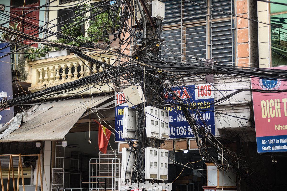 Thời gian qua, UBND thành phố Hà Nội vừa ban hành Kế hoạch hạ ngầm đường dây, cáp viễn thông, điện lực tại các tuyến phố trên địa bàn Thủ đô giai đoạn 2021 - 2025. Mục tiêu của Hà Nội là hạ ngầm 100% hệ thống cáp điện lực.