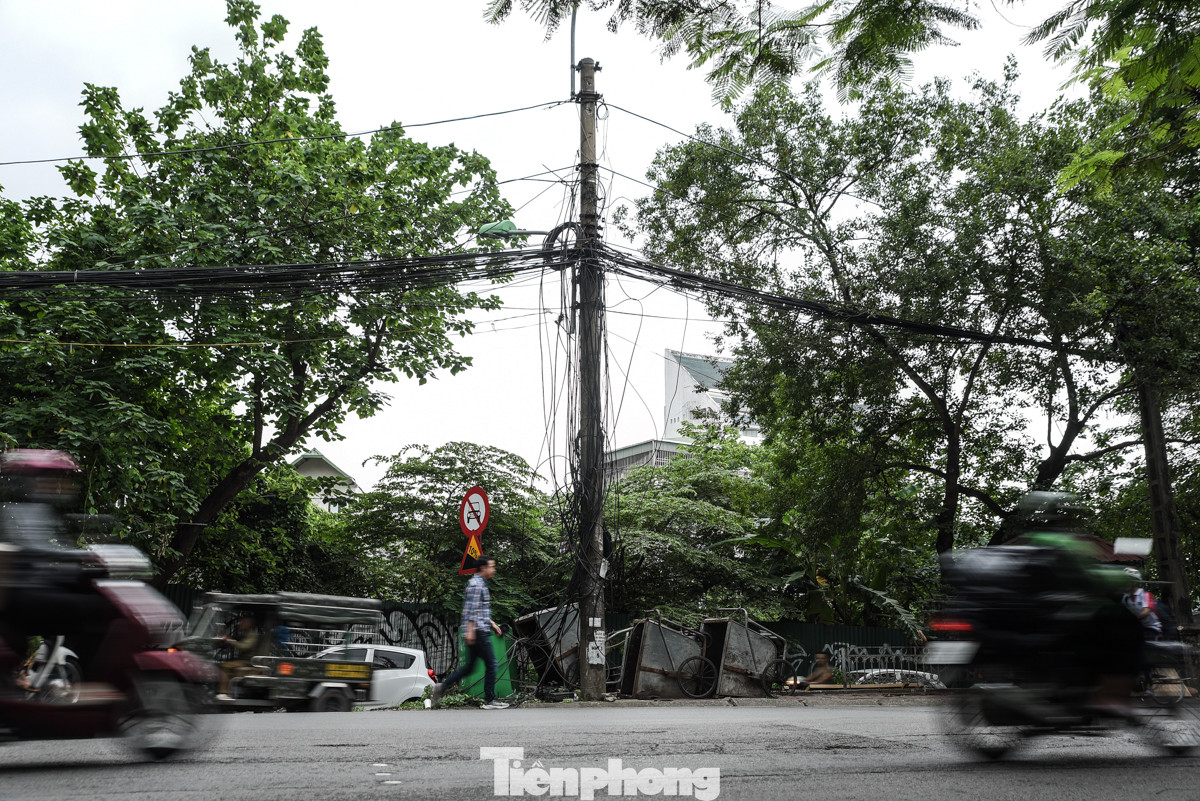Trên đường Hoàng Hoa Thám (quận Ba Đình) bất cứ đoạn nào trên đường đều có thể bắt gặp hình ảnh cả búi đường dây sà xuống rất thấp khiến người dân sống quanh đường rất bất an, lo lắng.
