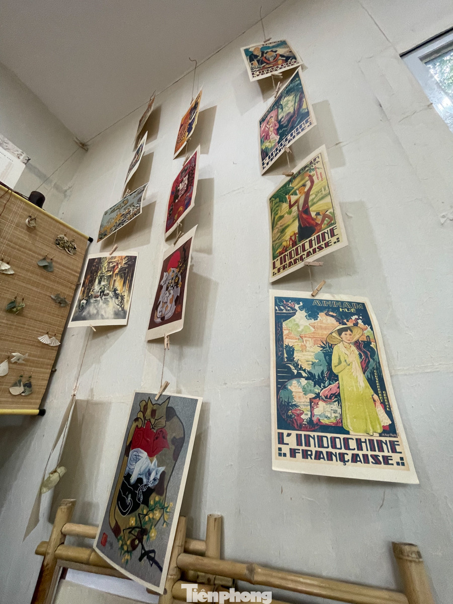 Tại đây cũng bán một số sản phẩm lưu niệm làm từ giấy Dó như sổ tay, khuyên tai, tranh in ấn...