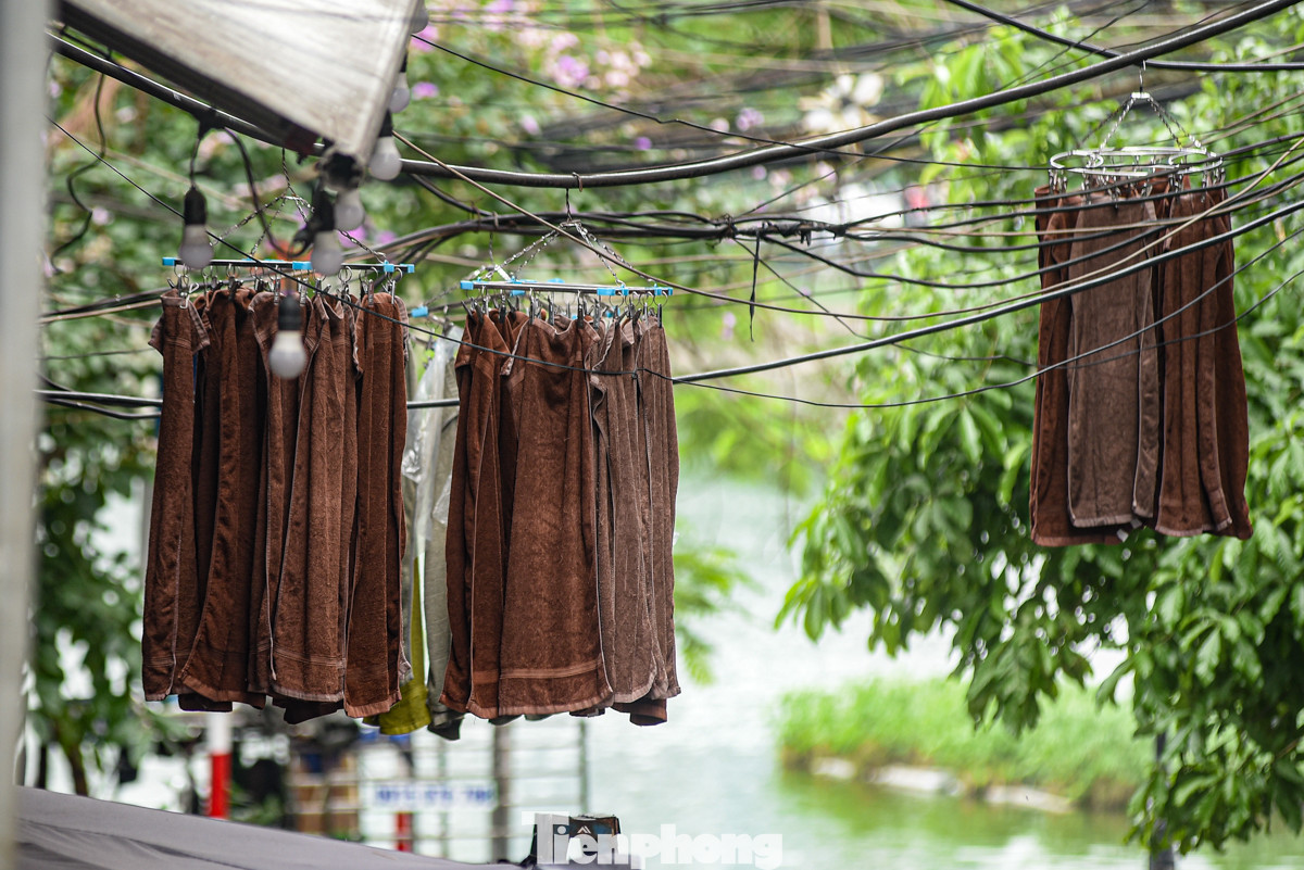 Thậm chí, có nhà còn trưng dụng dây điện làm chỗ phơi đồ.