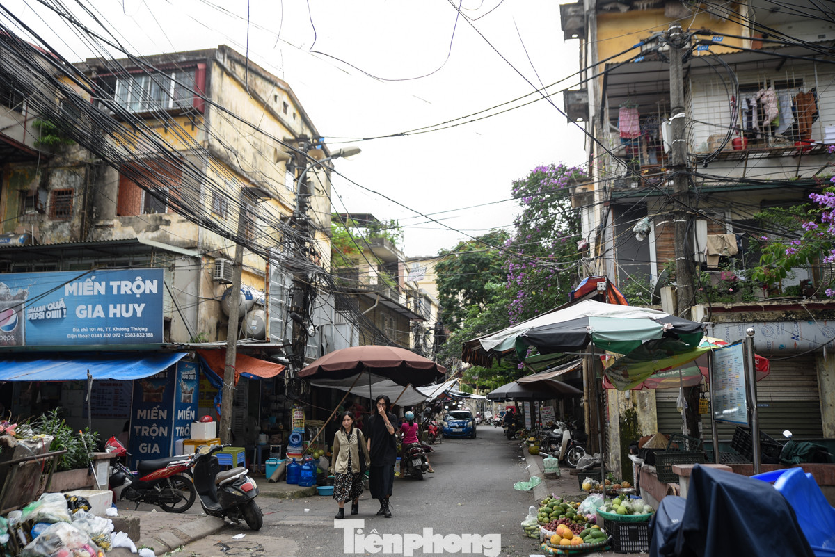 Tại ngõ A8 Tôn Thất Tùng (quận Đống Đa), nơi đây gần khu chợ với các cửa hàng kinh doanh ở 2 bên đường.... cũng chằng chịt các búi dây điện kéo dài, lộn xộn.