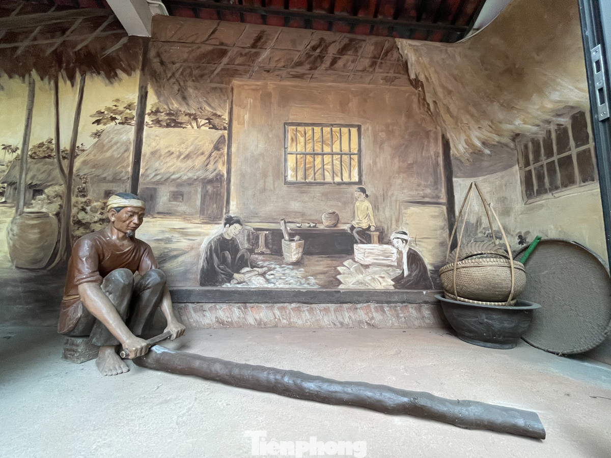 Tại đây có các phòng trưng bày tái hiện lại hình ảnh người dân làm giấy Dó ngày xưa.