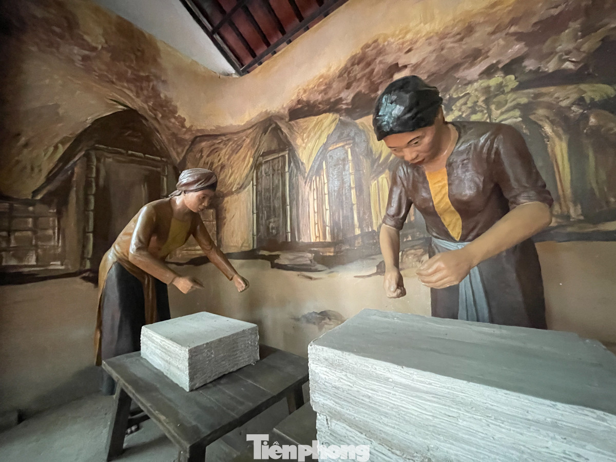 Tại đây có các phòng trưng bày tái hiện lại hình ảnh người dân làm giấy Dó ngày xưa.