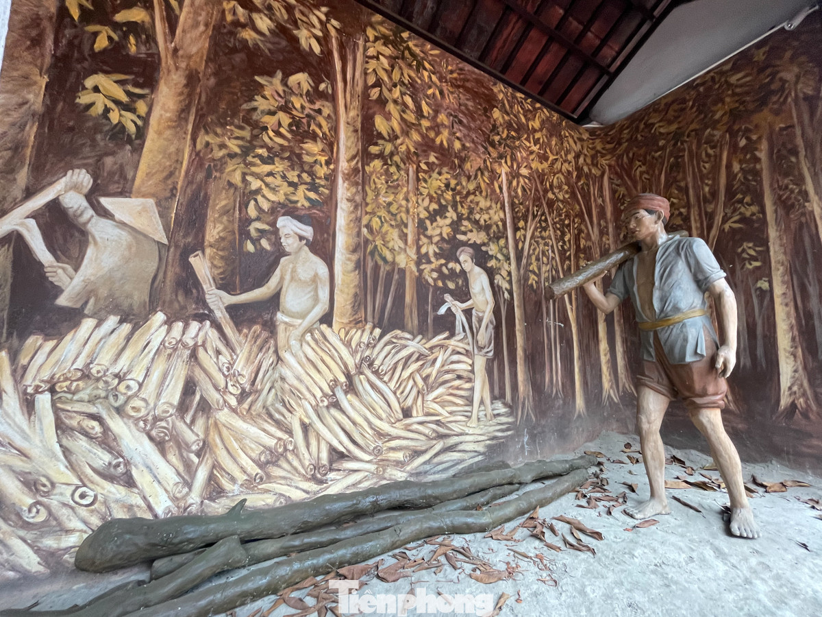 Tại đây có các phòng trưng bày tái hiện lại hình ảnh người dân làm giấy Dó ngày xưa.