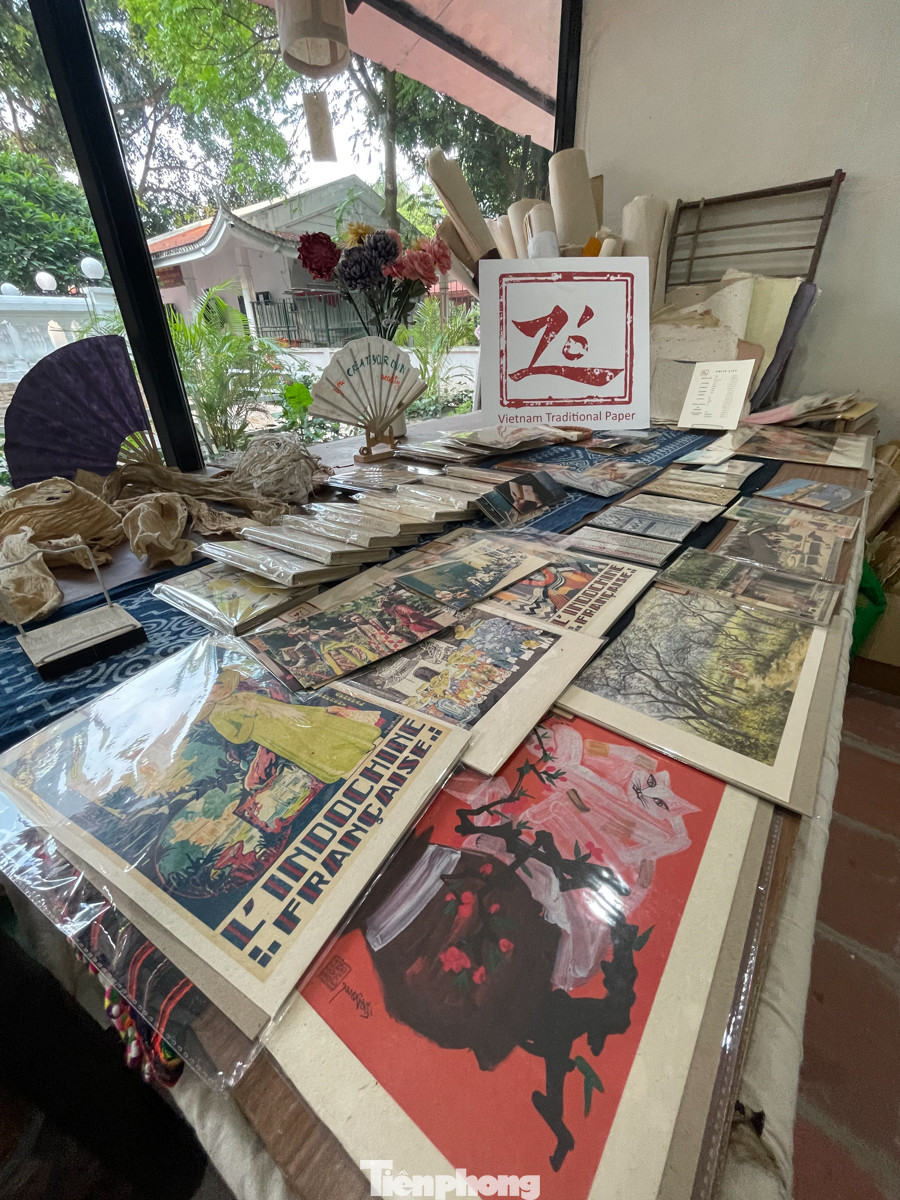 Tại đây cũng bán một số sản phẩm lưu niệm làm từ giấy Dó như sổ tay, khuyên tai, tranh in ấn...