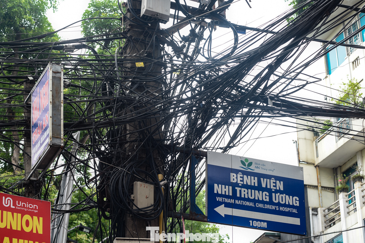 Được biết, thời gian qua, các cơ quan chức năng đã nỗ lực trong việc hạ ngầm hệ thống đường dây viễn thông, dây điện trung, hạ áp tại các tuyến phố... Tuy nhiên, tình trạng dây điện, dây cáp rối như "tơ vò" vẫn còn tồn tại ở nhiều nơi, cần sớm được giải quyết để tránh những mối nguy hiểm khôn lường, đặc biệt vào mùa mưa bão như thế này.
