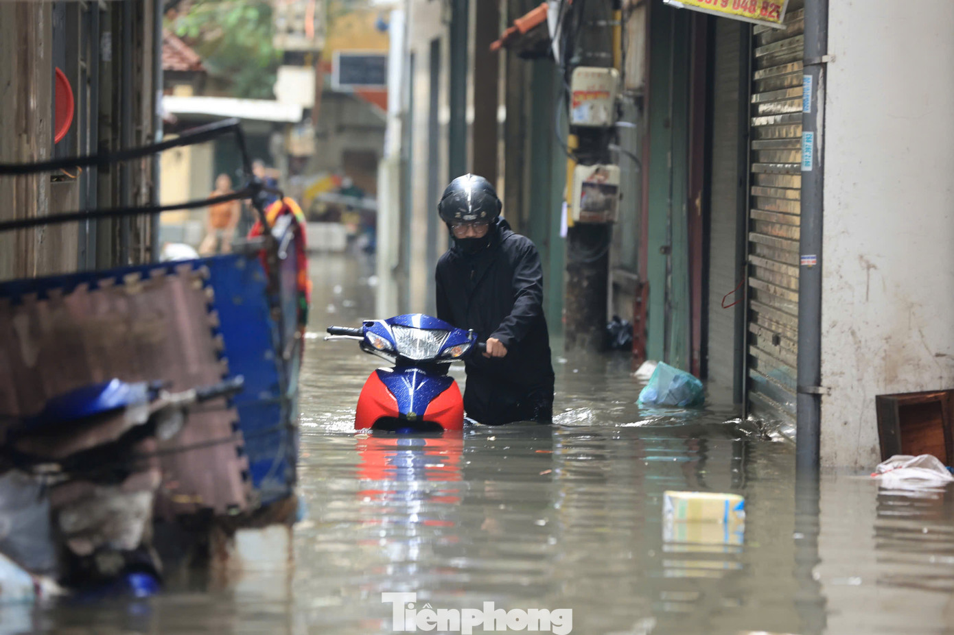 Hơn 8h, đường Triều Khúc ngập sâu, nhiều xe chết máy. Hơn 8h, đường Triều Khúc ngập sâu, nhiều xe chết máy.