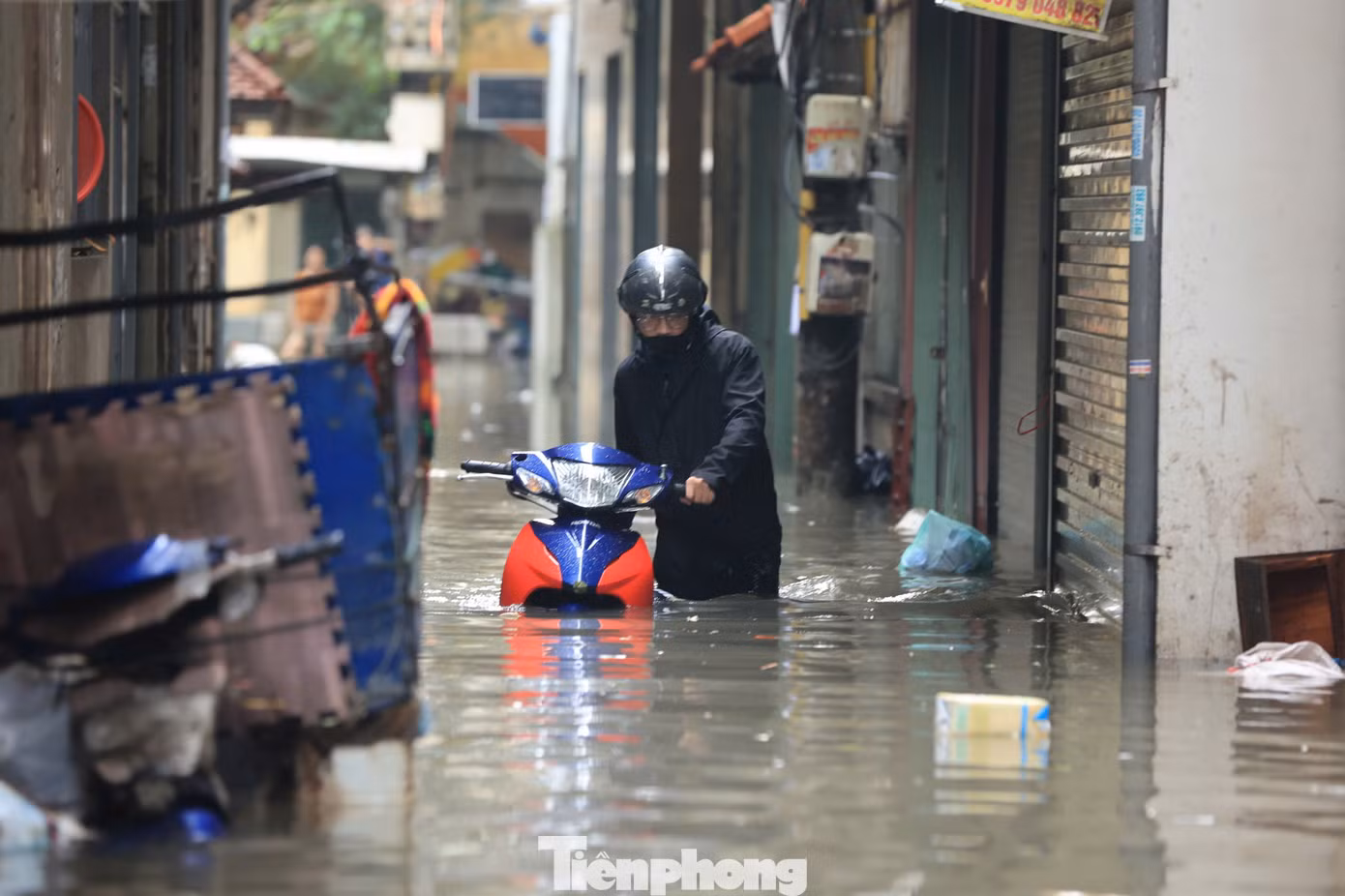 Hơn 8h, đường Triều Khúc ngập sâu, nhiều xe chết máy.