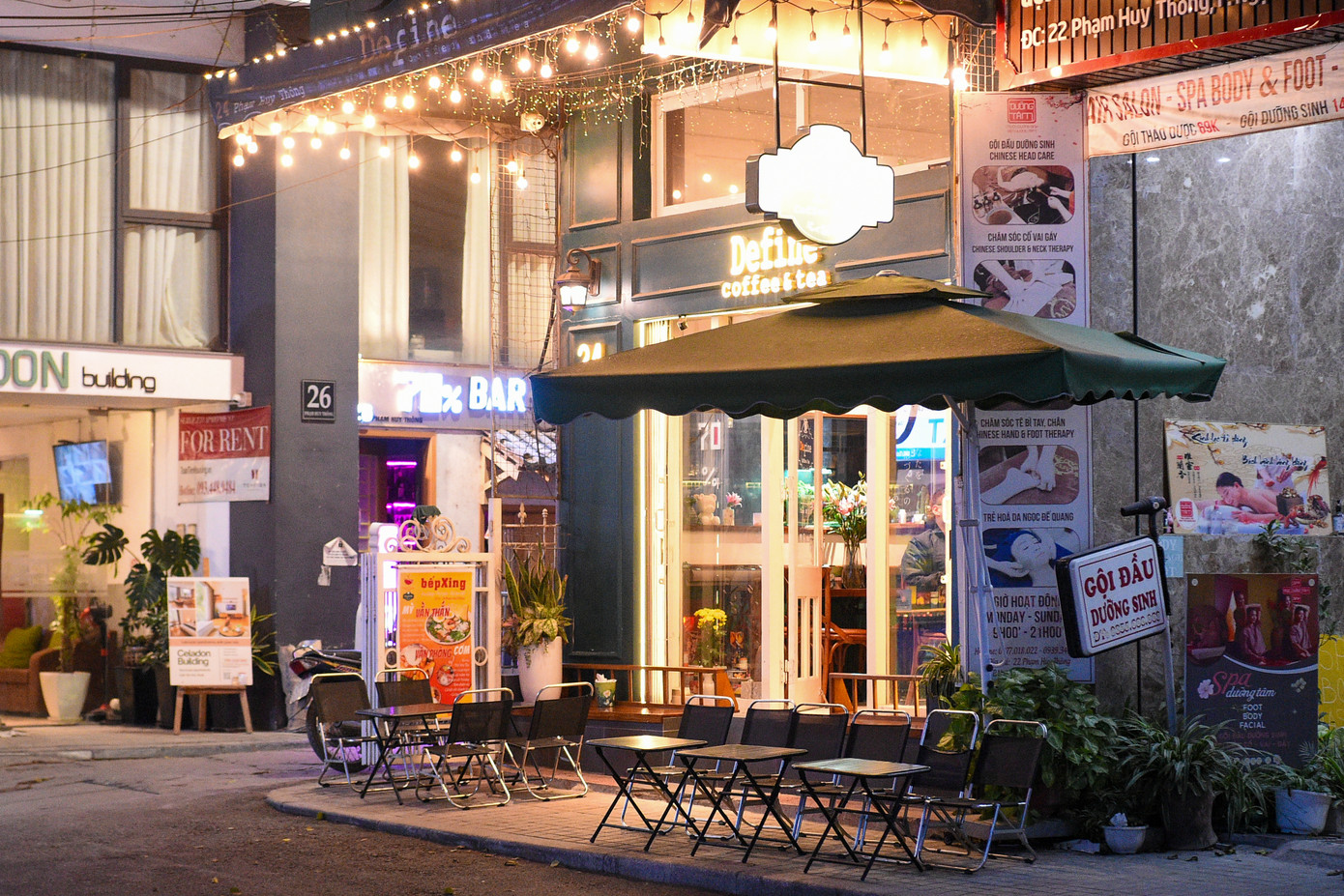 Hàng loạt quán cà phê bày biện bàn ghế, nhưng cũng chỉ lác đác vài người ngồi. "Tuyến phố không có hoạt động vui chơi giải trí nào nên không thu hút. Cuối tuần còn vắng hơn ngày thường do mọi người ngại gửi xe", chủ một tiệm cà phê chia sẻ. Hàng loạt quán cà phê bày biện bàn ghế, nhưng cũng chỉ lác đác vài người ngồi. "Tuyến phố không có hoạt động vui chơi giải trí nào nên không thu hút. Cuối tuần còn vắng hơn ngày thường do mọi người ngại gửi xe", chủ một tiệm cà phê chia sẻ.