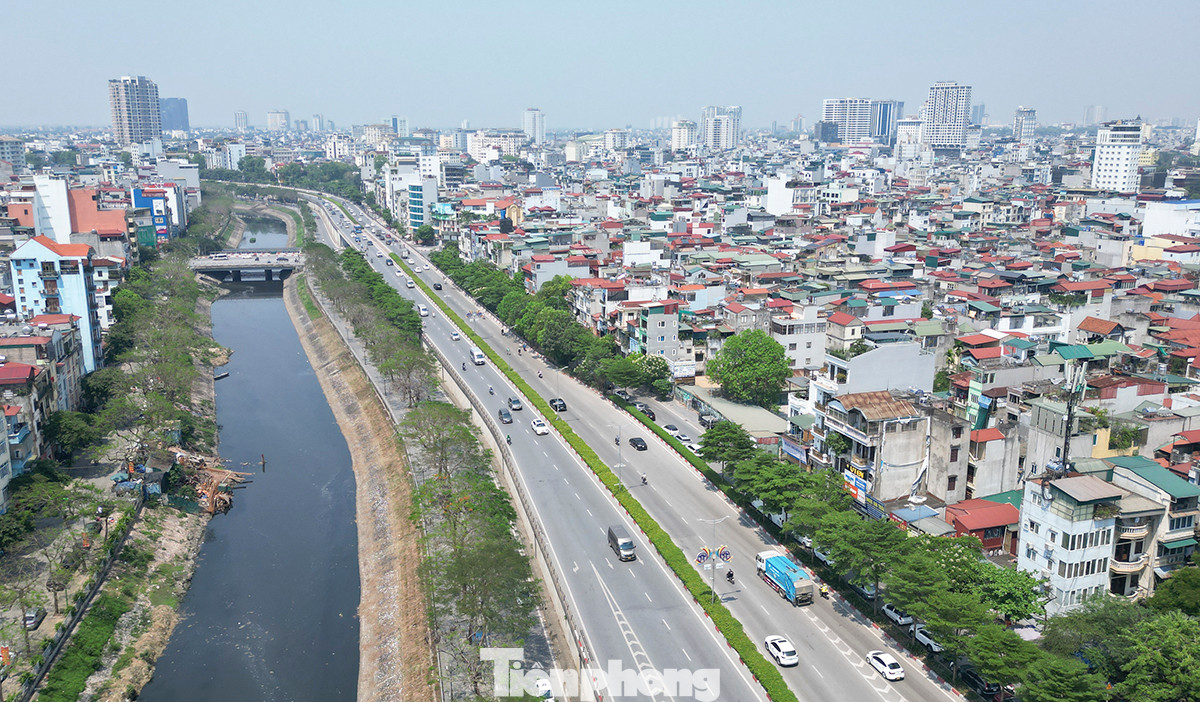 Càng về giữa trưa nhiệt độ càng cao, đường phố ít người đi lại.