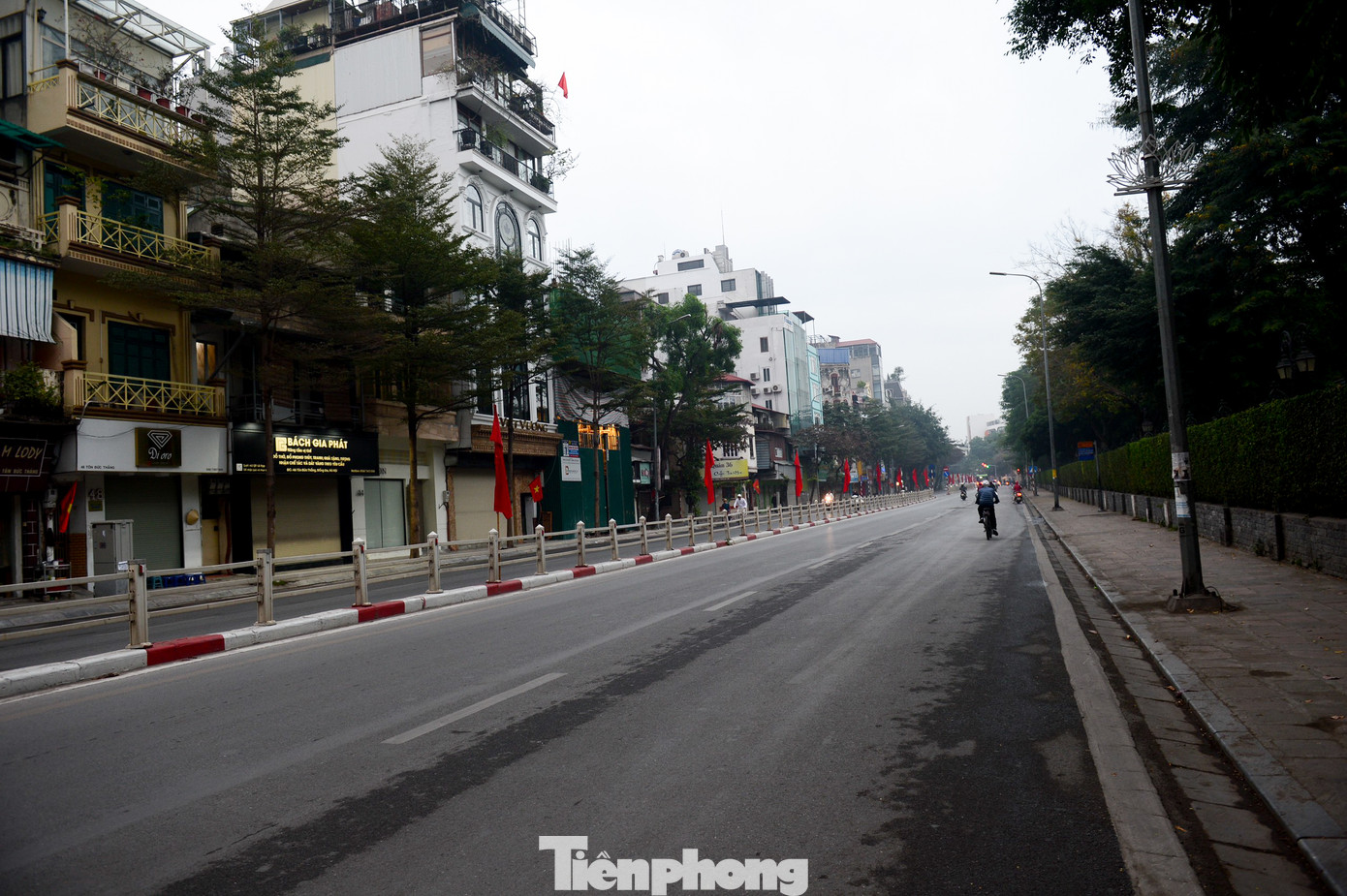 Đường Tôn Đức Thắng hàng ngày đông đúc, ùn tắc từ sáng sớm thì hôm nay vắng vẻ lạ thường.