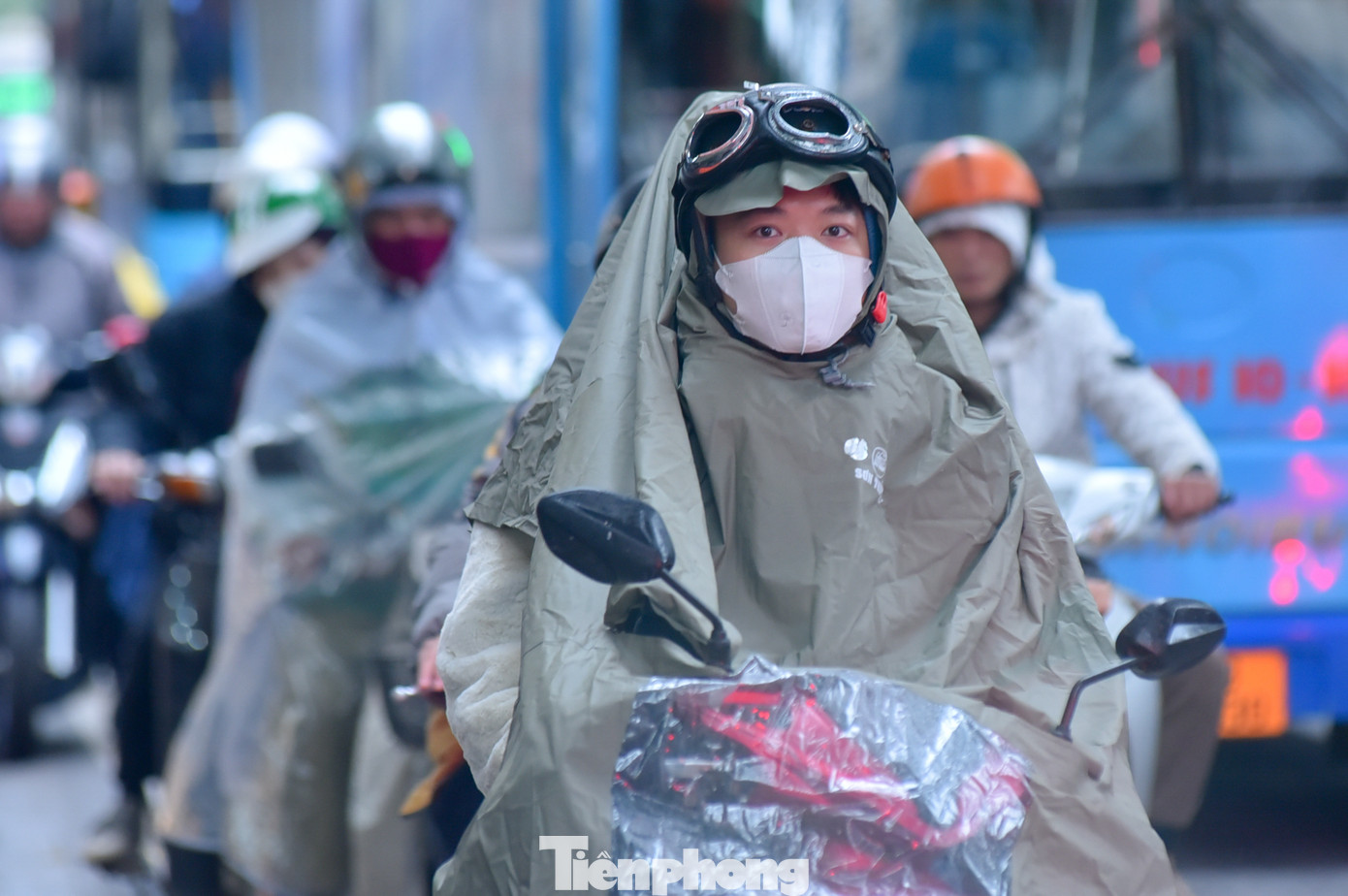 Một số người vì tắc đường đã chậm giờ làm.