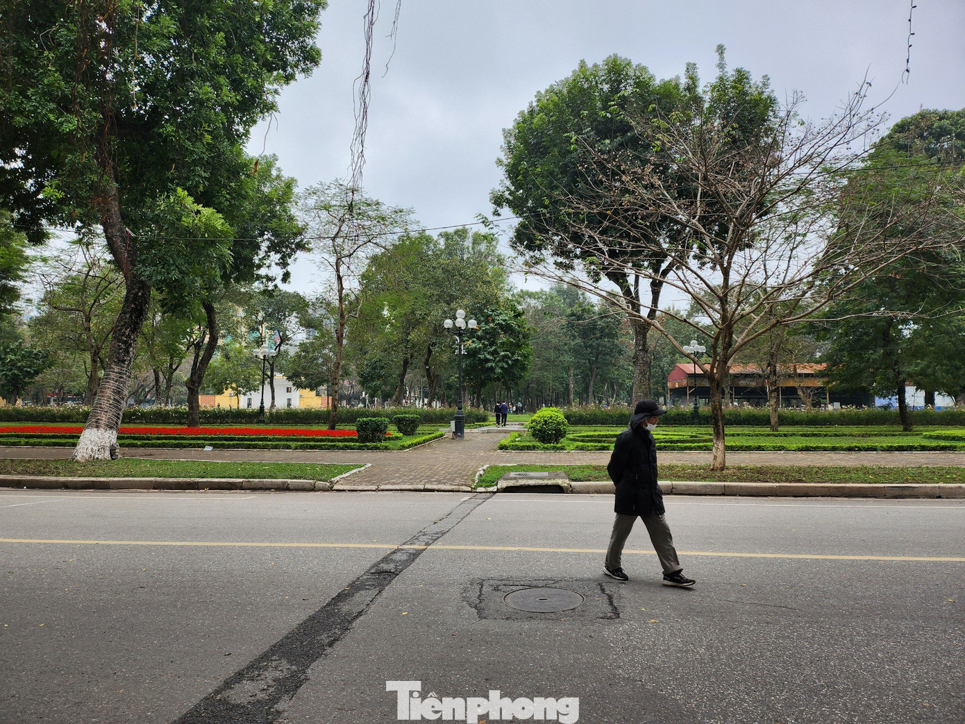 Bên cạnh đường đi dạo quanh hồ Thiền Quang còn có không gian đi bộ Trần Nhân Tông (đoạn từ phố Quang Trung đến Trần Bình Trọng), công viên Thống Nhất, nhà văn hóa Thanh Thiếu niên.