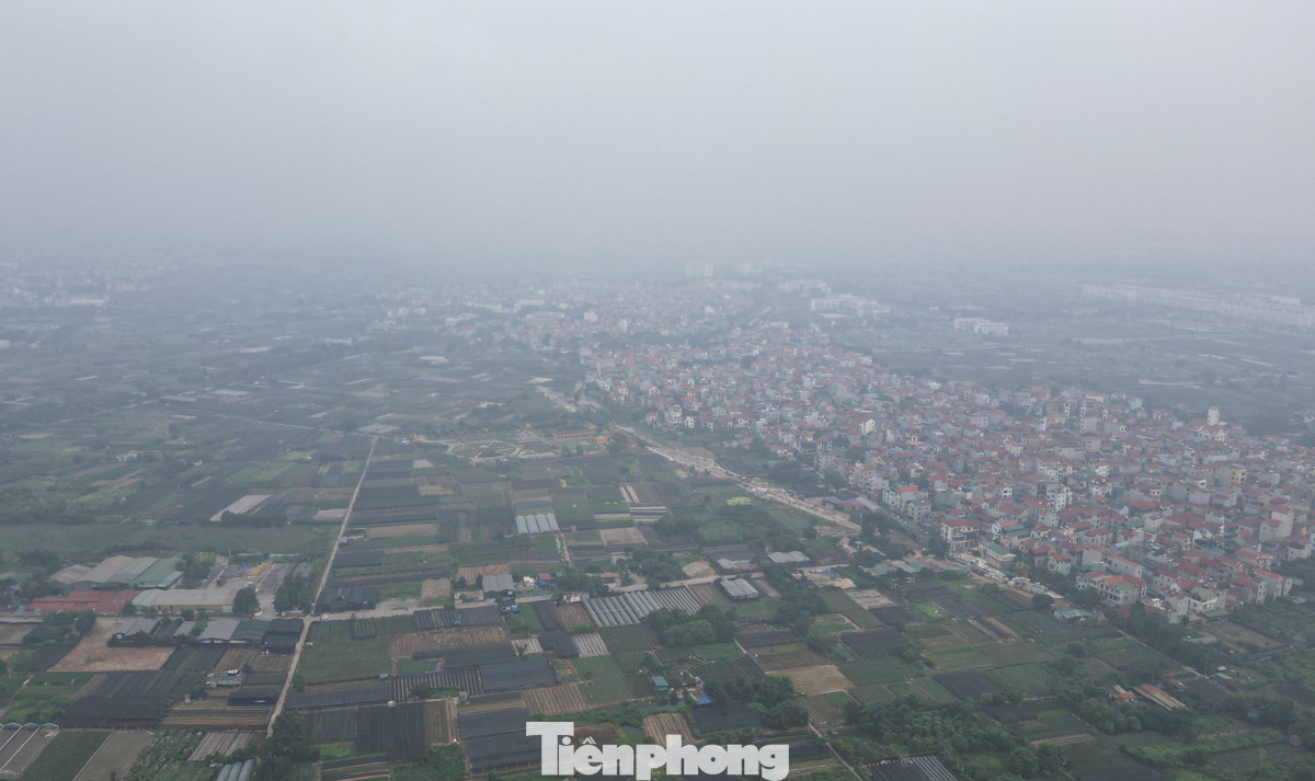 Không chỉ ở nội đô, tại vị trí gần ga Nhổn (quận Bắc Từ Liêm) bầu trời cũng mù mịt.