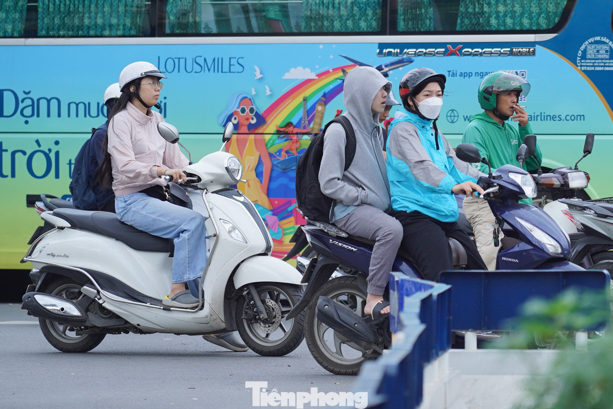 Người dân ra đường phải "chùm kín mít" để tránh gió lạnh đầu mùa