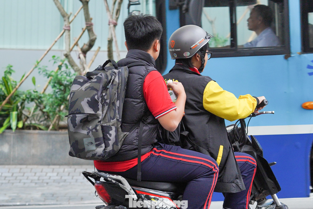 Thời trang mùa đông khoác vội bên ngoài đồng phục học sinh.